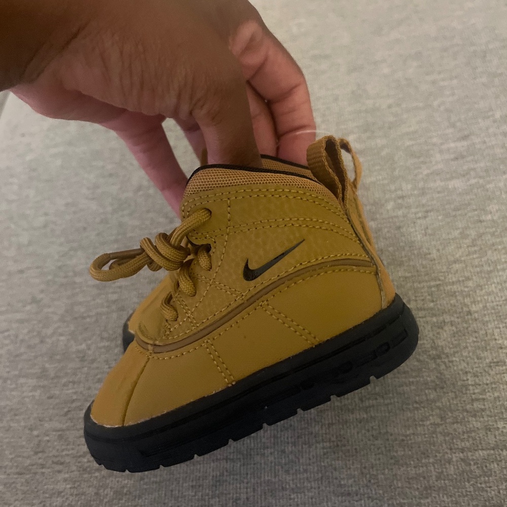 Nike boots 4C